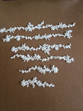 Delicate White Floral Lace Appliqués - Set of 6 Asstorted Sizes